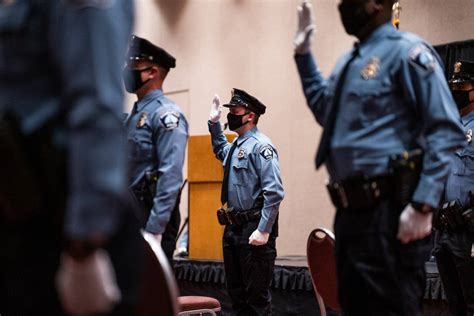 Incentive plan for Minneapolis police aims to end exodus of officers